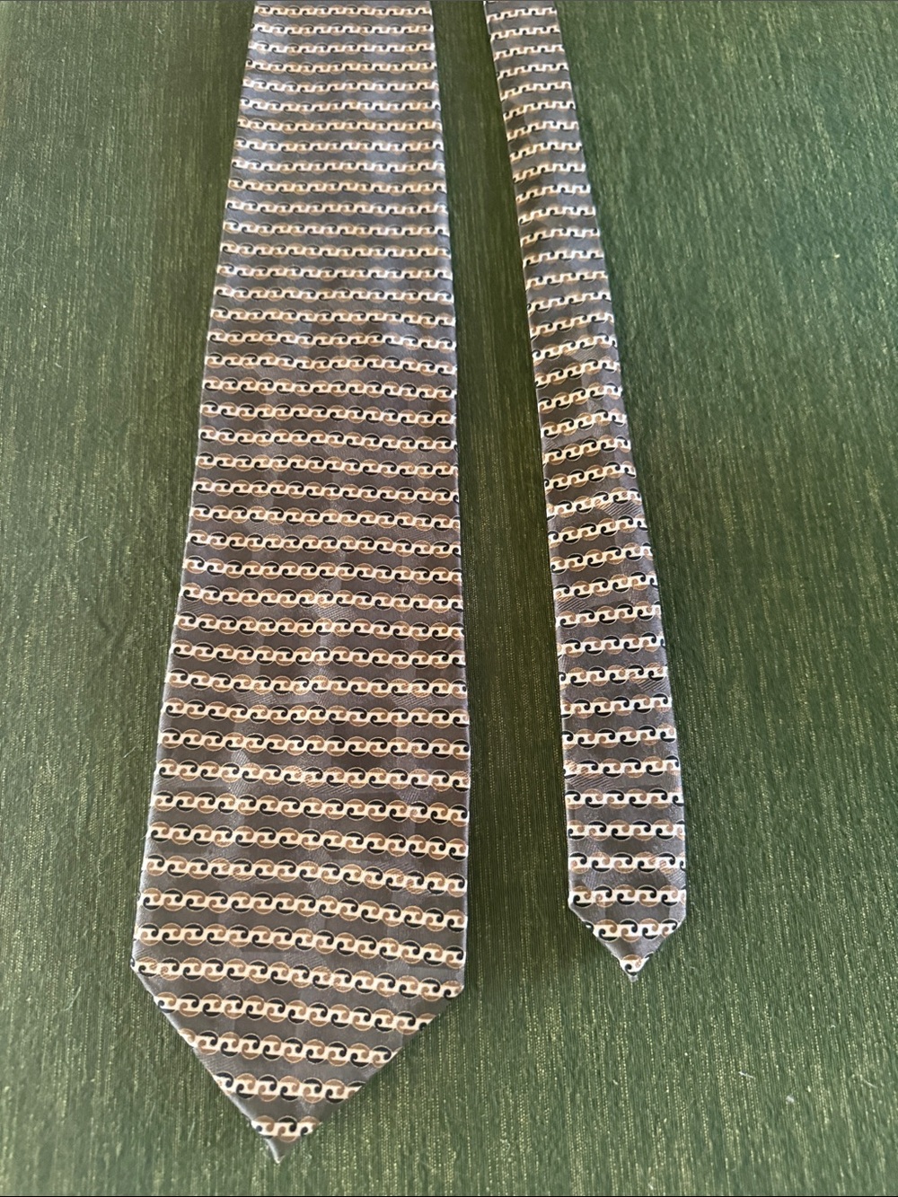 Men’s Patterned Tie in Gray with Gold Accent